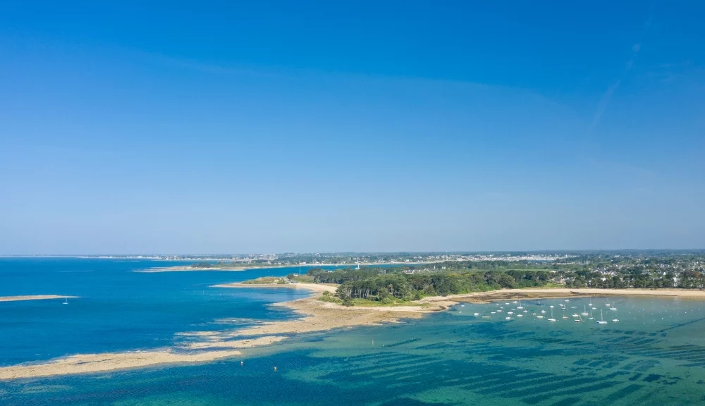 Vue aérienne de la côte bretonne ensoleillée.