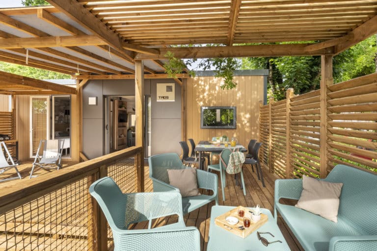 Houten terras met modern tuinmeubilair.