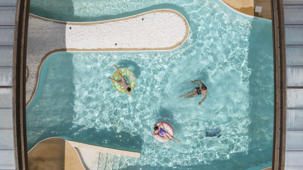 Piscine intérieur vu depuis le ciel dans un camping de Bretagne