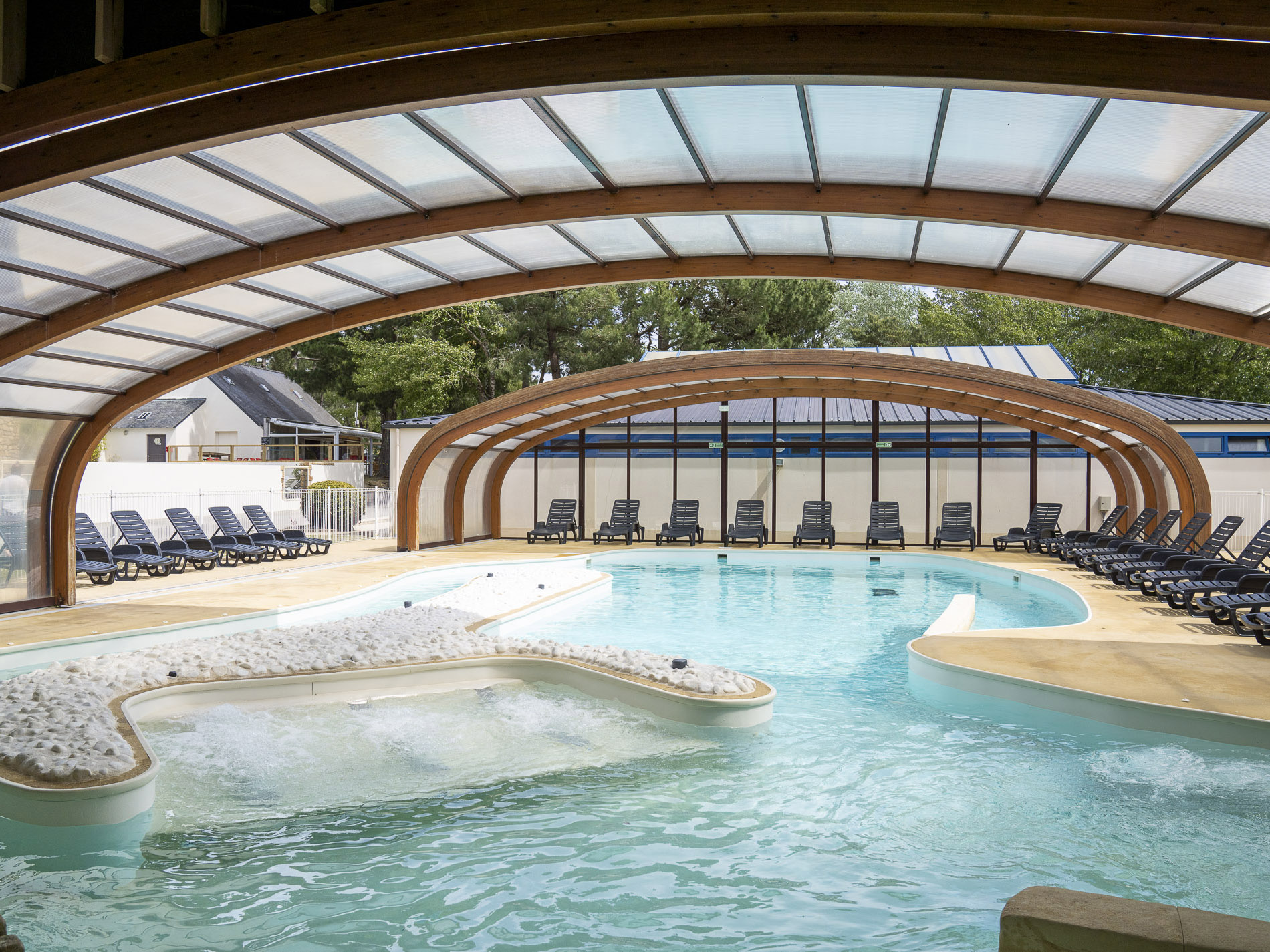 Piscine couverte dans un camping du Golf de Morbihan
