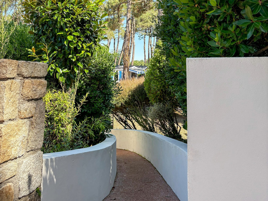 Passage dans les allées du camping Le Fort Espagnol