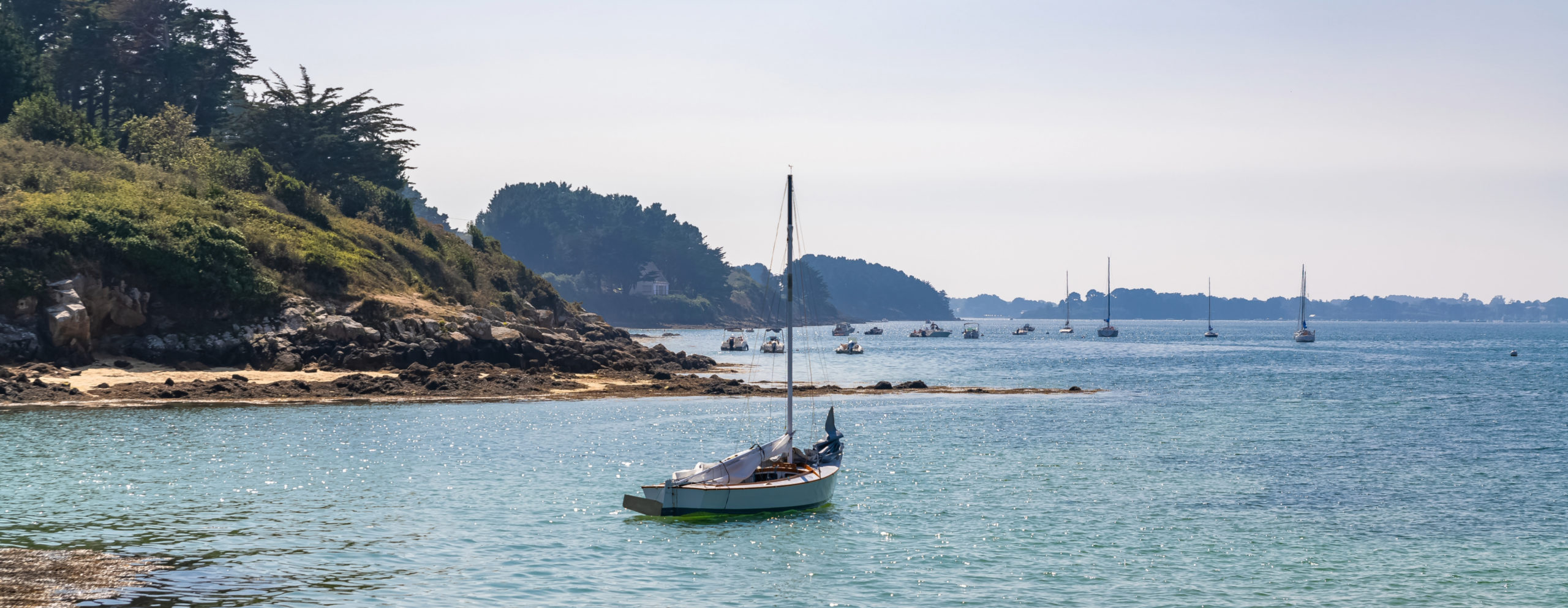 Paysage du Golf du Morbihan avec un bateau 