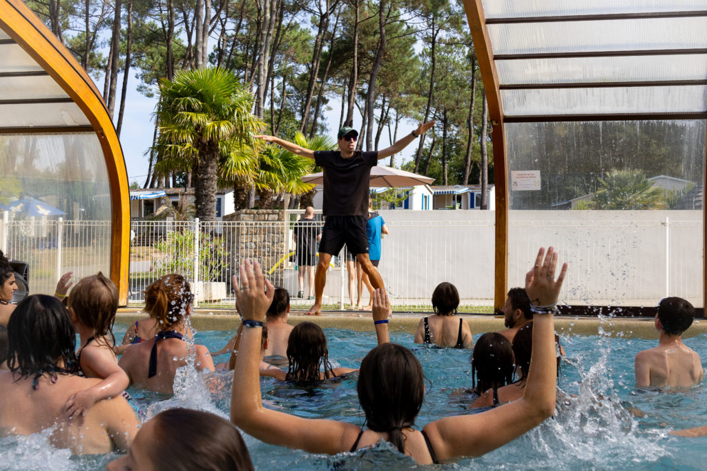 Animation dans l'espace aquatique du camping Le Fort Espagnol en Bretagne