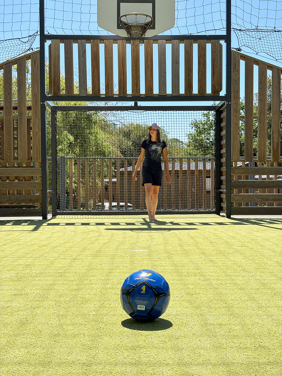 Terrain de sport avec un ballon de foot et un gardien dans un camping du Golf du Morbihan