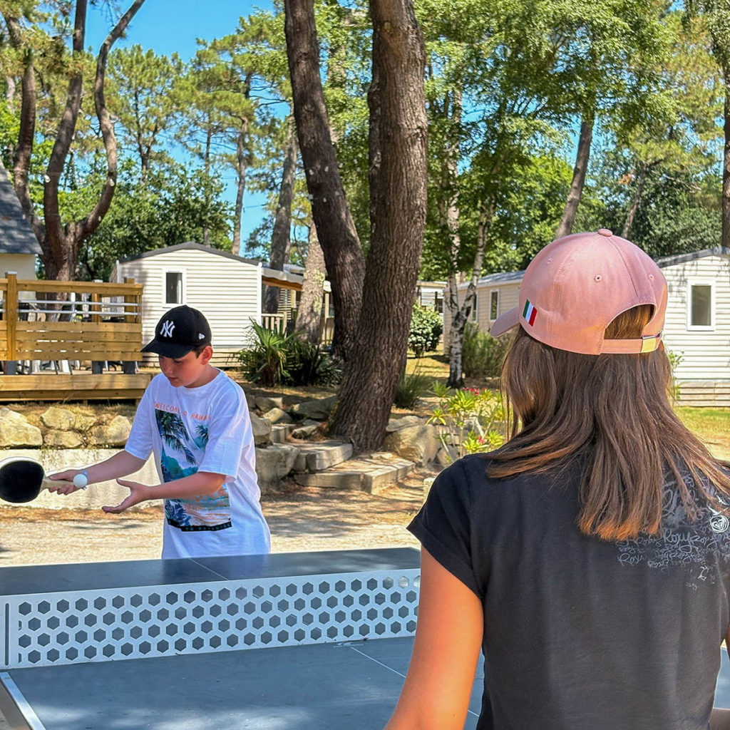 Enfants qui joue au tennis de table au Fort Espagnol en Bretagne