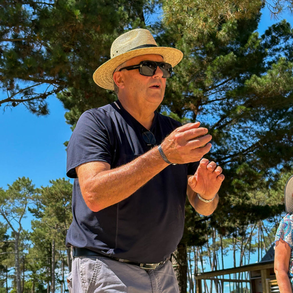 Homme qui joue à la pétanque