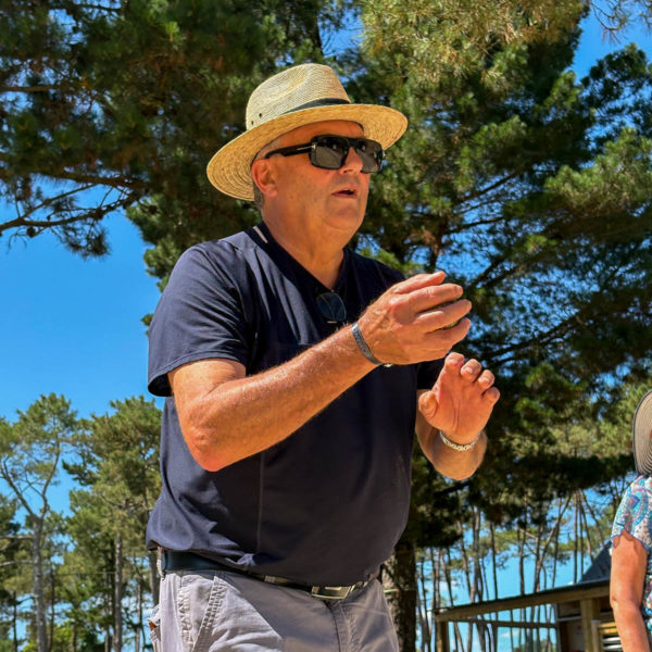Homme qui joue à la pétanque 