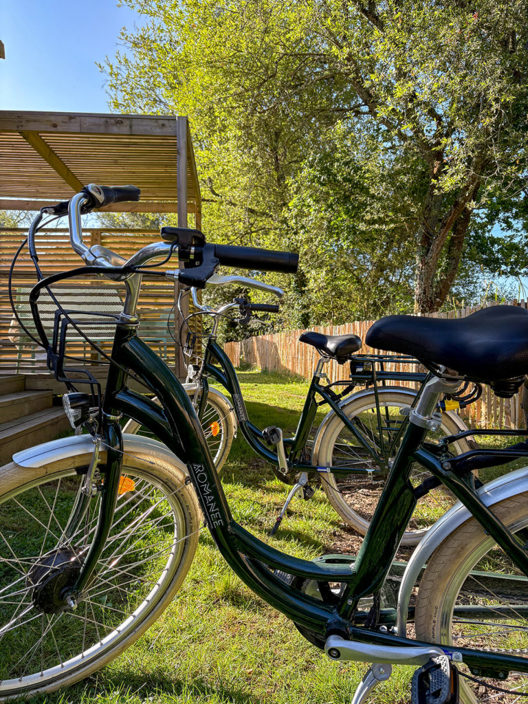 Vélo dans les allées du Fort Espagnol, camping dans le Golf du Morbihan 