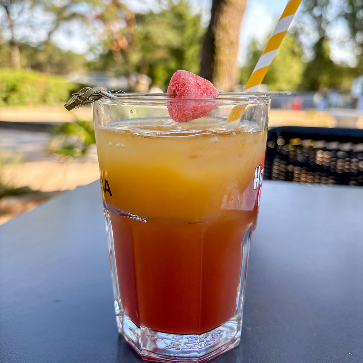 Mocktail en terrasse au Fort Espagnol en Bretagne