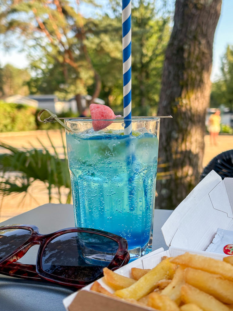 Boisson en terrasse au camping Le Fort Espagnol