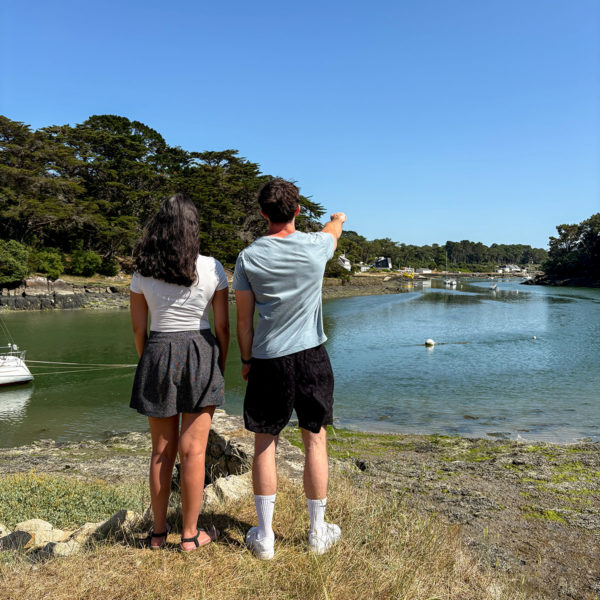 Deux personnes qui contemplent l'eau dans le Golf du Morbihan