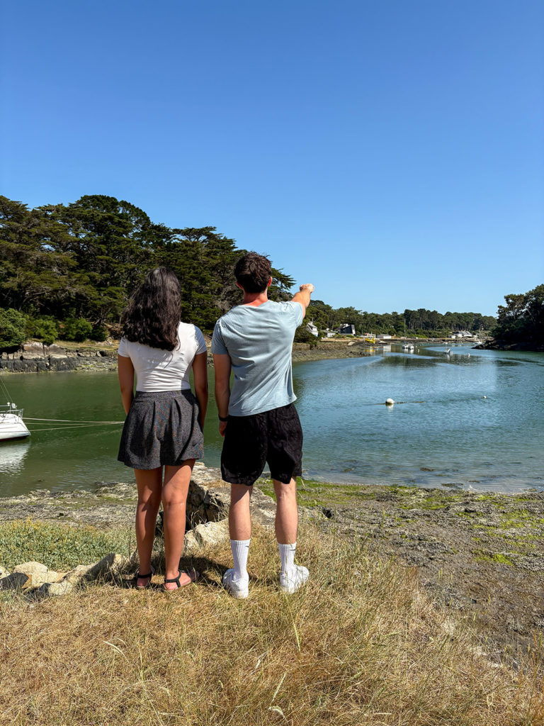 Deux personnes qui contemplent l'eau dans le Golf du Morbihan